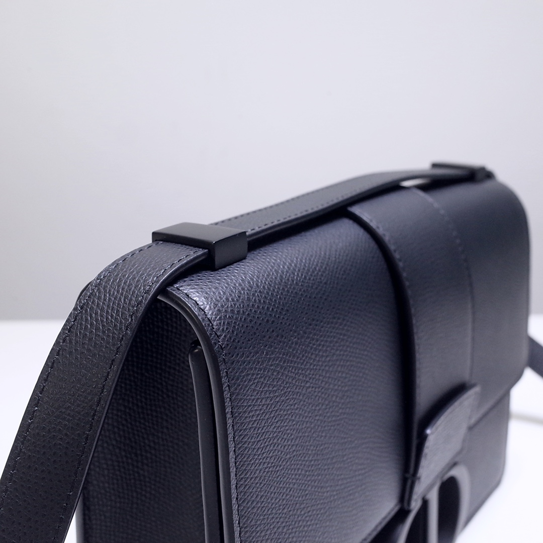 30 Montaigne Bag Black Grained Calfskin